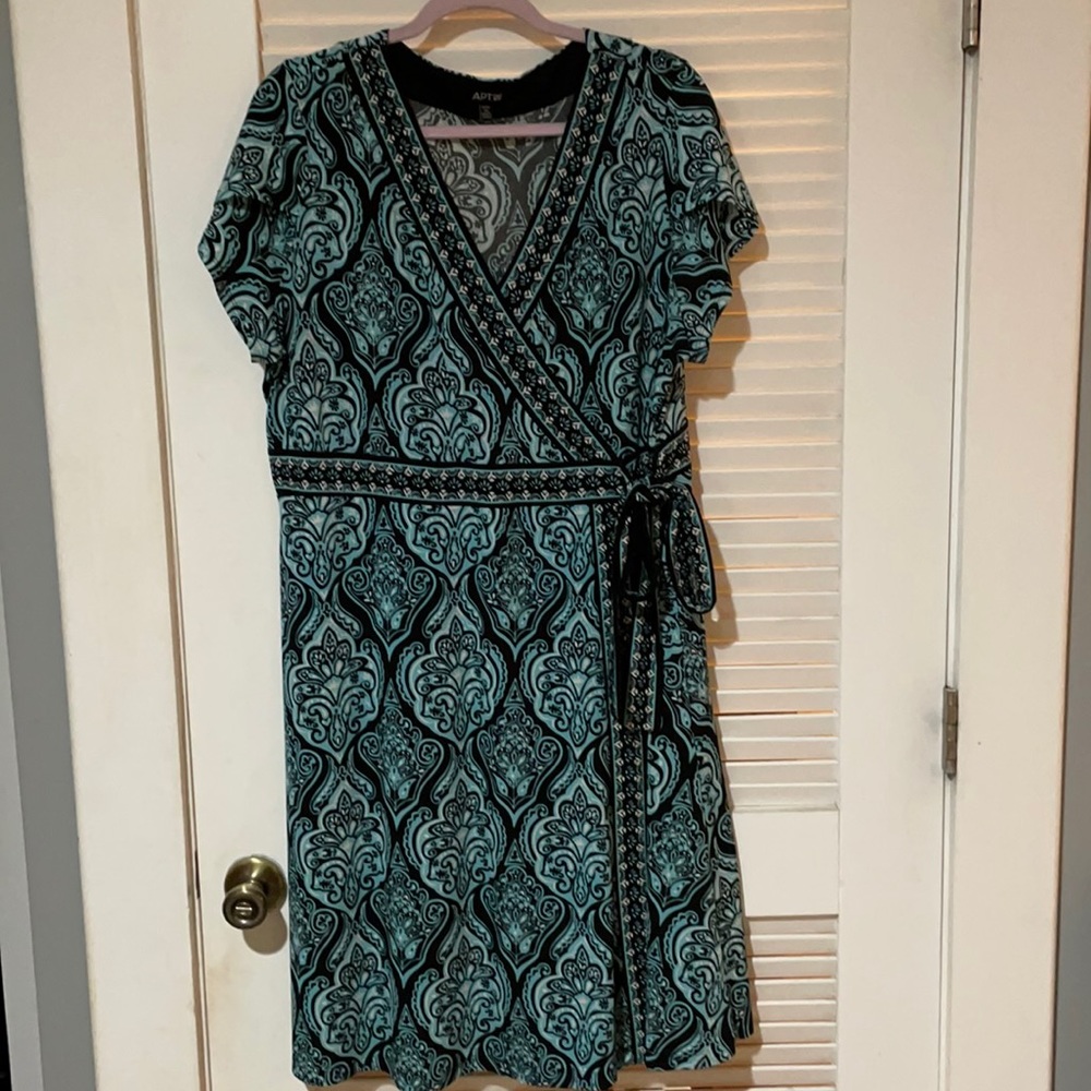 Lovely blue/black pattern short sleeve dress